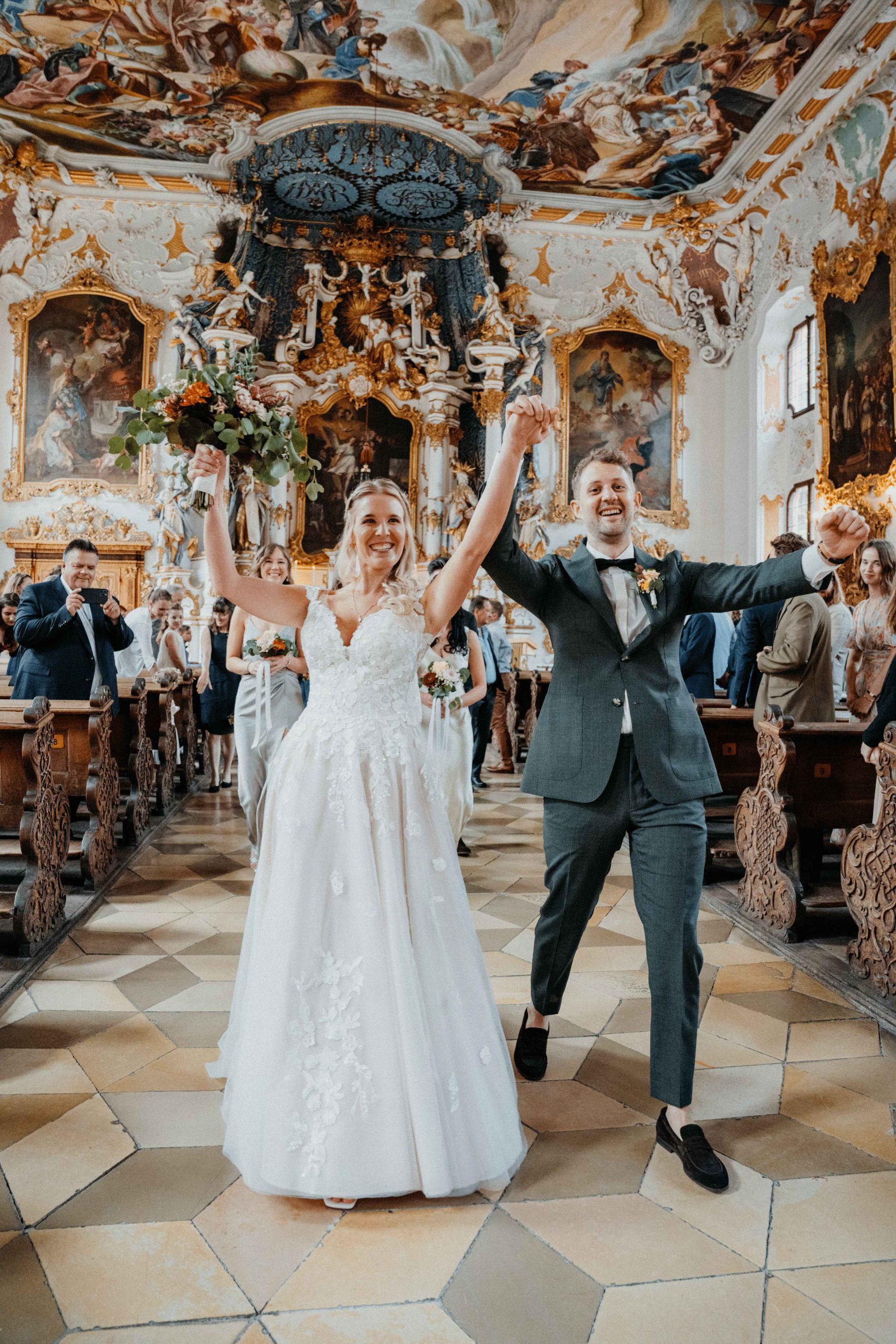 Hochzeitsfoto in Kirche mit Brautpaar
